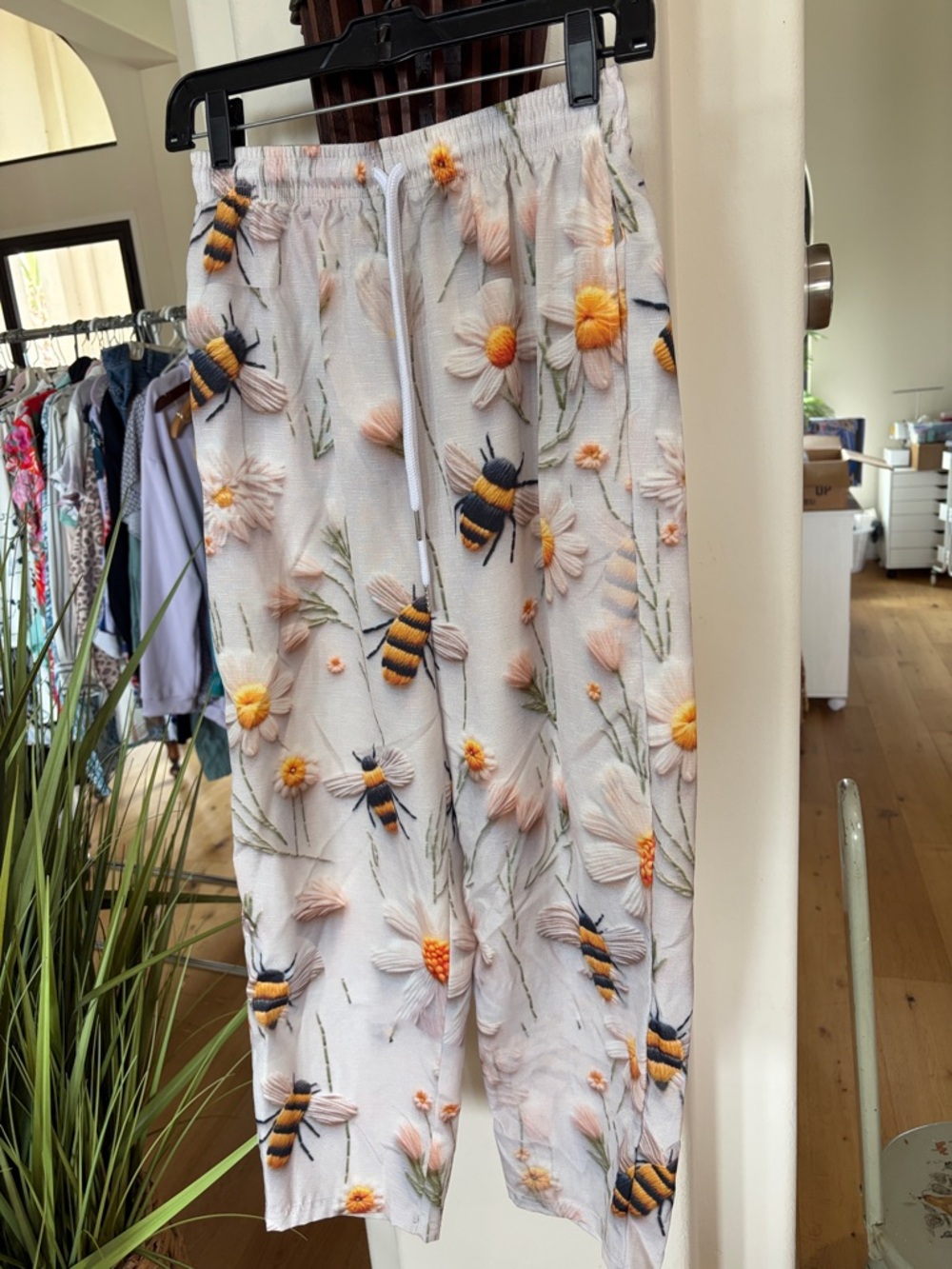 Whimsical Womens White Floral & Bee Cropped Pants